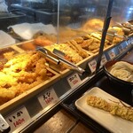 丸亀製麺 - 充実した揚げ物コーナー
