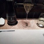 174190823 - まずはグラスシャンパン。ジャンジョルジュレベルのシャンパンが用意されてます。こゆトコもカッコいいねぇ。