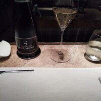 Jean-Georges Tokyo - まずはグラスシャンパン。ジャンジョルジュレベルのシャンパンが用意されてます。こゆトコもカッコいいねぇ。