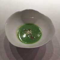 Jean-Georges Tokyo - 松田聖子…もといスイートピー。 豆のスープにチーズとスパイスで風味づけした品。これはスパイスが強すぎて豆の甘味を塗りつぶしてるよに感じました。