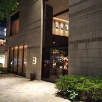 Jean-Georges Tokyo - 外観。カッコいいけど客席が外から丸見え(*v.v)。。。  ブサメンの私にはちょっとキツい(苦笑)
