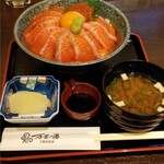 万葉倶楽部 - 白鷺サーモンイクラ丼
