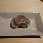 温石 - 地物の鯵の胡瓜巻き、梅肉乗せ