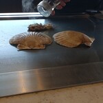 鉄板焼き 七里ガ浜 - まずはホタテの調理