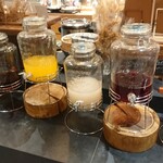 美健ごちそうビュッフェ 花も実も - ドリンクバーを付けるとソフトドリンク、ビネガードリンクも飲み放題(白桃ビネガードリンク頂きましたが飲みやすくおいしかった)他にコーヒーのドリンクサーバー、ホットティーも数種類ありました