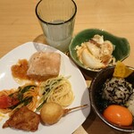 Biken Gochisou Byuffe Hana Mo Mimo - 十六穀ごはんとひじきおにぎりに茎わかめをトッピングし卵かけ作成:おいしかった。グリル野菜がパスタグラタンにパスタが2種類出てたので味見とチーズドックとレモンジャムを使いたくてパンも1つ