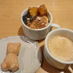 美健ごちそうビュッフェ 花も実も - 餡がおいしかったのでお代わり:カップにバニラアイスに黒ゴマ餡、きなこ餡、わらび餅のきなこだけをまぶし、大学芋と生野菜コーナーにあったアーモンドをトッピングとアメリカン