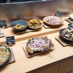 美健ごちそうビュッフェ 花も実も - 創作惣菜8種類:ローストビーフと揚げごぼうのサラダ、京あげとちりめん山椒の湯葉サラダ、南瓜の煮物くるみ沿え、モッツァレラチーズと水菜のサラダ