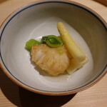 温石 - ホウボウ餡かけ、ホワイトアスパラ