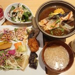 Biken Gochisou Byuffe Hana Mo Mimo - 1回目:メイン、豚汁、生野菜サラダ(にんじんドレッシング)、惣菜9種類、デザート3種類とアメリカン