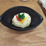 とんかつ成蔵 - ポテサラ。固形のジャガイモは入って無くて 生のタマネギが入ってるタイプ。ので もはや燕楽系の面影は皆無。でも美味しいよ。高いけど。