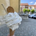 Gelateria Mucho Gusto - Chiesa Parrocchiale di S. Giovanni Battista の日陰で食べる