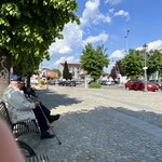 Gelateria Mucho Gusto - この方達と一緒にベンチに座り空を見上げると