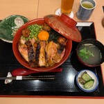 Nagoyakochin Torishige - 至高 親子丼 2600円
                        親子丼、小鉢、香物、スープ