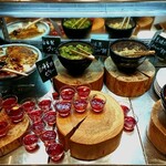 美健ごちそうビュッフェ 花も実も - 自家製プリン、わらび餅2種類(黒糖きなこ、抹茶)、巨峰果汁ゼリー(果肉入り)、大学芋