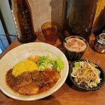 SPICY CURRY 魯珈 - 豚コルマ＋ぷちサラダ＋ストロングチャイ