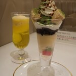 資生堂パーラー - 抹茶パフェと伝統のアイスクリームソーダ(レモン)