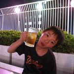 府中グリーンプラザ屋上納涼ガーデン - かんぱぁぁぁいっ!!ウーロン茶もジョッキで来ました。