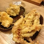 うどん 丸香 - かしわ天（240円） と 下足天（180円）