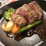 ビストロ デ トロワ - 私のメイン料理　NZ産仔羊ロースのロースト
      
      ディジョン産粒マスタードソース　 +440円