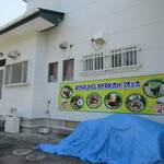 Warung Berkah Jaya - 道路側の壁に看板が設置されていました