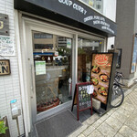 ガラク - お店の外観
            
            とても可愛い店であります。
            
            奥様もお嬢もカレーが大好き。
            
            前日におすすめ店として、忍ばせておいたら…