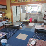 Warung Berkah Jaya - 店内は小上がり4卓