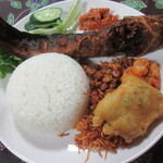 Warung Berkah Jaya - ナマズに、自家製サンバルがぴったり