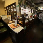 ビストロ デ トロワ - カウンターと調理室