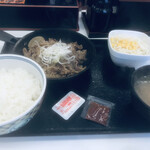 Yoshinoya - 牛焼肉定食\(//∇//)\