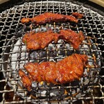 焼肉スタミナ苑 - 香ばしく焼けるハラミ