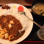 松屋 - 麻婆カレー。サービスの、味噌汁付き。