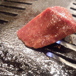 焼肉 グルマンズいとう - 表面だけ焼き色をつけてパクリ♪