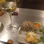 鉄板焼とワイン COCOLO - グラスワイン(\350)と、タパス3種盛り合わせ(\500)