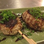 鉄板焼とワイン COCOLO - 「フォアグラつくね(2本)」\680　なかにコロンッとフォアグラが入っています♪