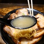 らーめん 勝三 - 塩スープ。塩味＆旨味＆コクが結構濃かった（強かった）なぁ。特に「塩味」が。