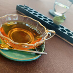 ダ　センプレ - 和紅茶　※奥は小菓子の緑茶のタルト