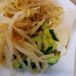 新シン - 立派なお通しは、もやし、キュウリ、豆腐
