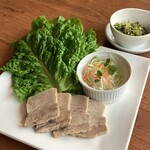 Mushi pork roll salad