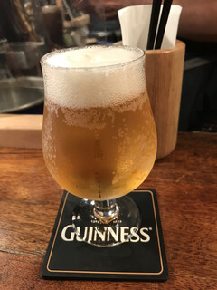 東京立ち飲みバル - 一番搾り(ハッピーアワーのセット)。通常よりサイズは小さめ。