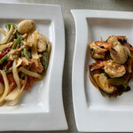 エムエム タイ - 右が魚介の辛味噌炒め、左がイカとアヒルの卵の炒め