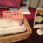 カラテ チョップ - 下北っぽい。そして、お客さんも忠実にカウンターまで赴いていました。