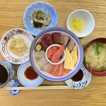 ととんちゅう - 旬魚の日替わり丼 （目鉢鮪赤身・静岡産富士山生サーモン・鹿児島産勘八・福岡産鰆炙り・ロシア産鱈子・厚焼玉子：ごはん少なめ・２５０ｇ）　１１００円　(2022/01)