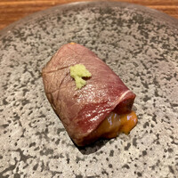 くずし鉄板 あばぐら 神田店 - 黒毛和牛　バフンウニ巻き
