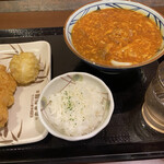 Marugame Seimen - トマたまカレーうどん、半熟玉子の天ぷら、かしわの天ぷら