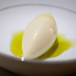 アピシウス - これも絶品！ホワイトアスパラのアイス。オリーブオイルが合います！