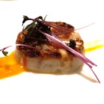 アピシウス - アミューズ「ホタテとヤリイカ、パプリカソース」