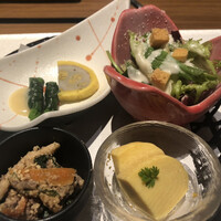馬桜 銀座通り店 - ・前菜 (人文字ぐるぐる／辛子レンコン／サラダ／本日の前菜2種)