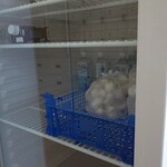 芳源ファーム パッキングセンター - 入口を入ると横の冷蔵庫にマッシュルーム発見