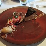 レストラン マノワ - マノワの紅茶のバスクチーズケーキ　キャラメルアイスクリームと共に